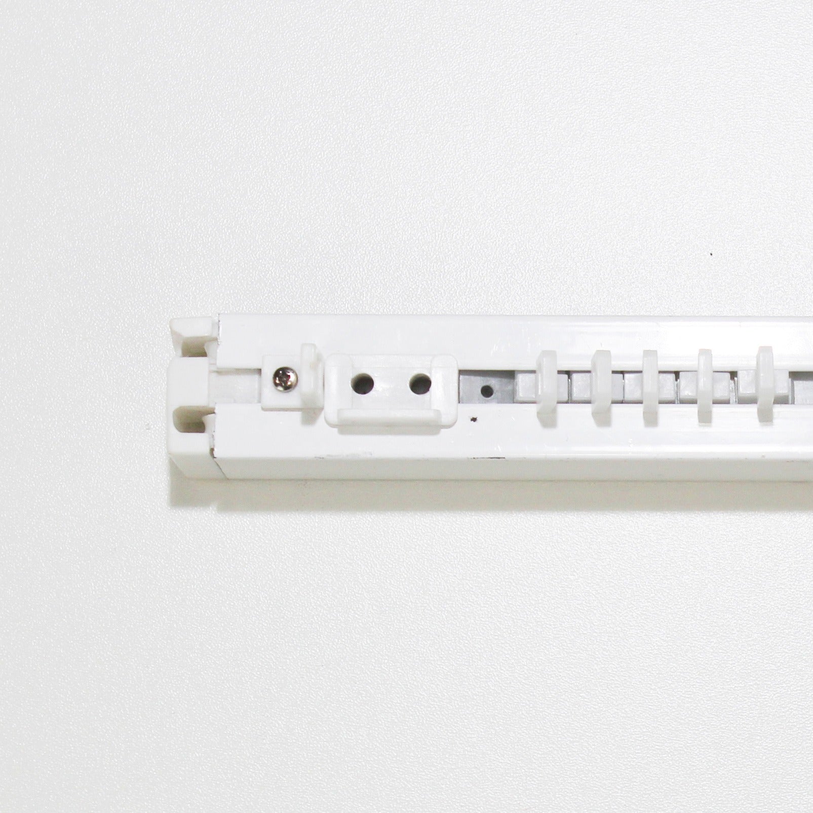 Calha 5000 - Branco com suporte ao tecto Calhas Feira dos Tecidos Online 